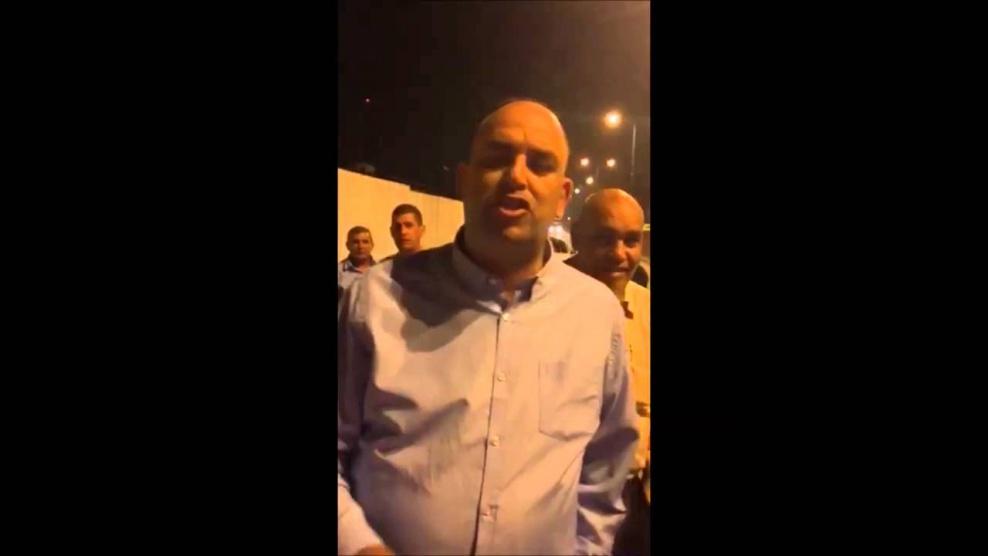 فيديو- رئيس بلدية اللد يحاول منع صلاة العيد