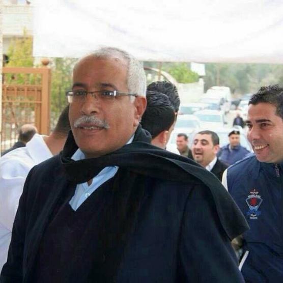 مواطنون يعتدون على رئيس بلدية جنين.. والبلدية تعلّق عملها