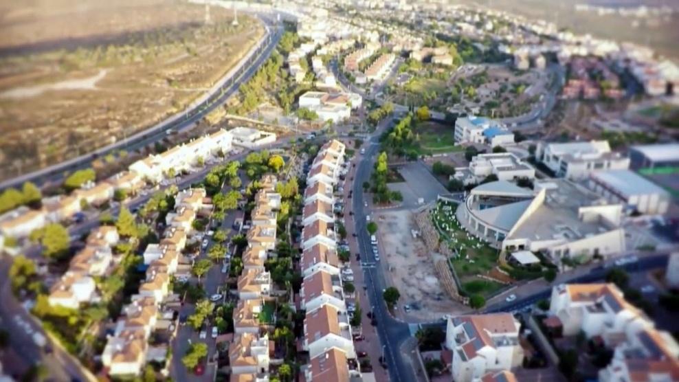 الاحتلال يخطر بهدم عزبة غرب سلفيت لصالح مستوطنة