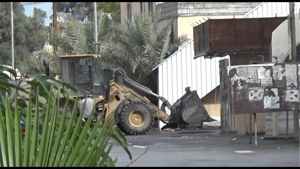 البيرة: جرافات الاحتلال تزيل الحواجز التي وضعها المحتجون على قرار ترامب