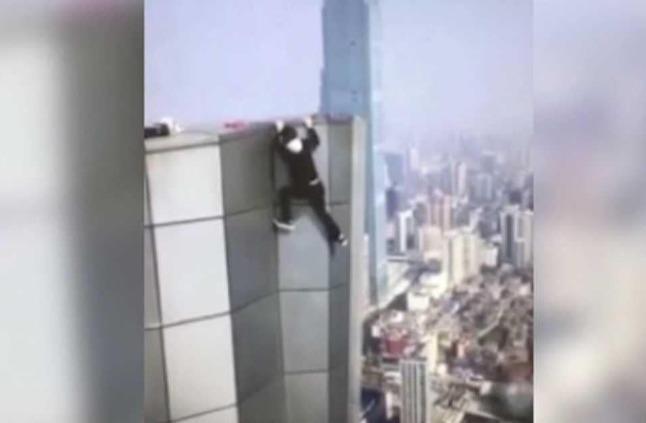 فيديو مؤلم.. صيني يدفع حياته ثمن مغامرة خطيرة