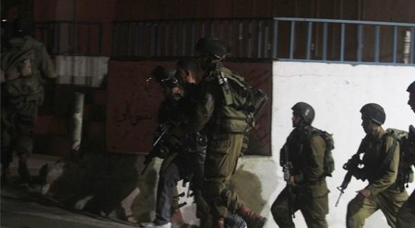 الاحتلال يعتقل 12 مواطن ويدعي ضبط اسلحة خلال عمليات الاعتقالات