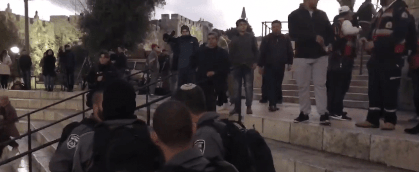 القدس: إصابات في اعتداء قوات الاحتلال على المعتصمين في باب العمود