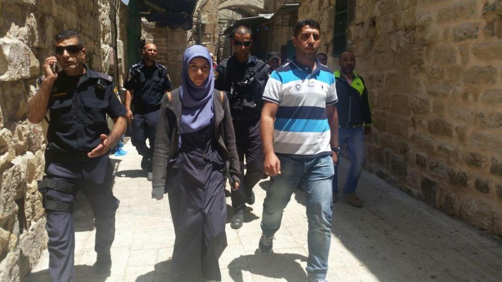 الاحتلال يقرّر الإفراج عن مقدسيّتيْن والنيابة تستأنف وتبقيهما لغد