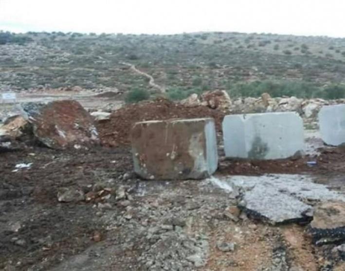 الاحتلال يغلق مدخل قرية اللبن بالسواتر الترابية