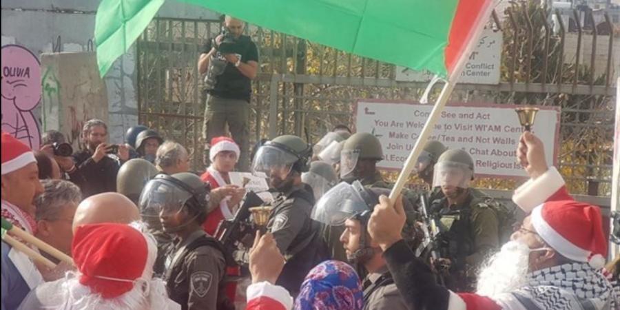 الاحتلال يقمع مسيرة بابا نويل في بيت لحم