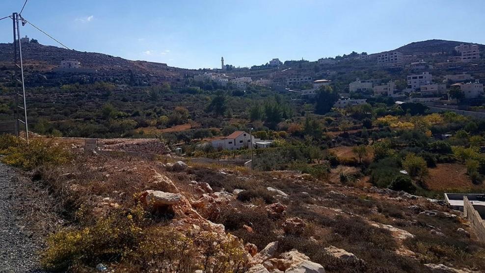 الاحتلال يصادر بيتًا زراعيًا متنقلًا في قرية الولجة