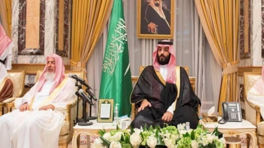 مفتي السعودية يحذر خطباء الجمعة: الحديث بالسياسية مخالفة للشرع