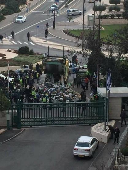 عمال النظافة في القدس يلقون النفايات أمام وزارة المالية الاسرائيلية