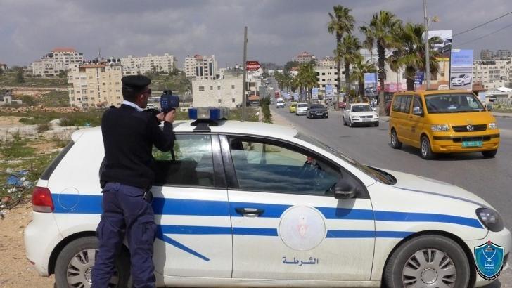 الشرطة تضبط مركبة غير قانونية بحمولة زائدة بلغت 21 طالب بالخليل