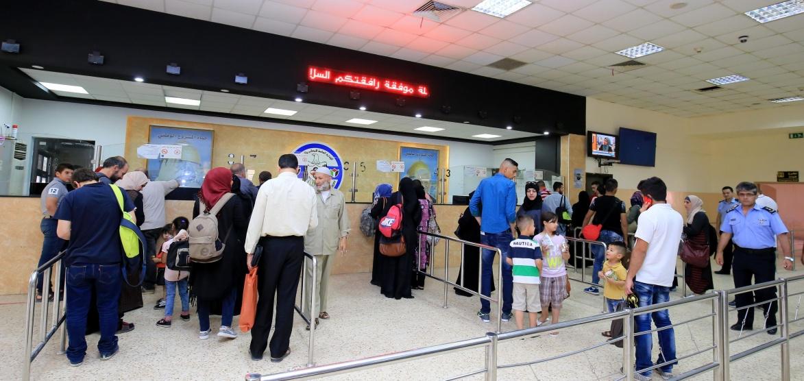 الاحتلال يمنع سفر 10 مواطنين من معبر الكرامة
