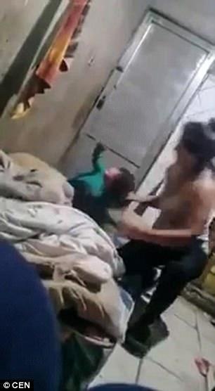 فيديو وحشي| حملت طفلتها '3 سنوات' من شعرها وأسقطتها أرضاً.. والسبب!
