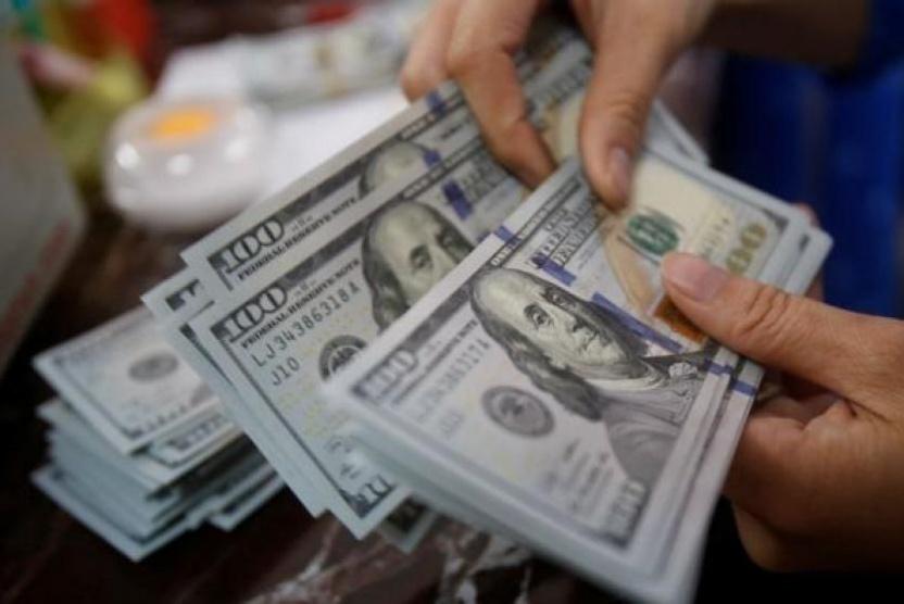 الدولار يواصل هبوطه أمام العملات الرئيسية