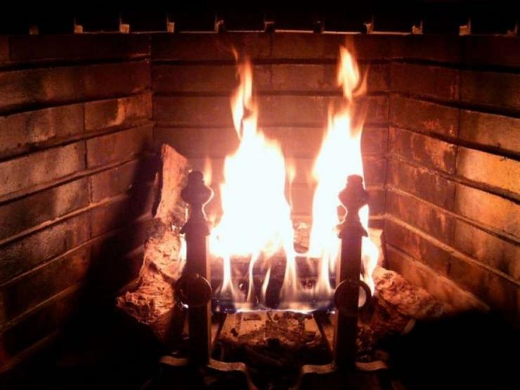 مصرع زوجين مُسنيْن اختناقاً بعد إشعال الفحم في منزلهما بغزة