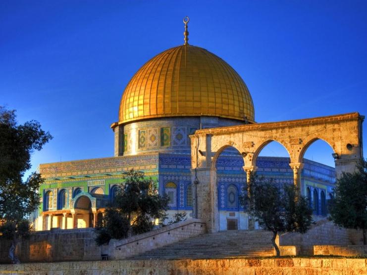 الاحتلال يبعد 7 مقدسيين عن المسجد الأقصى