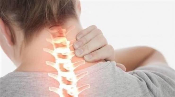 لماذا تتيبس الرقبة في الصباح وما الحل؟