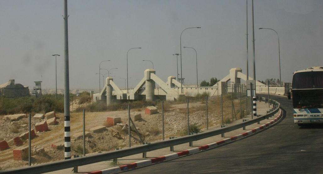 الاحتلال: اعتقال شاب بزعم محاولته دهس جندي على جسر اللنبي