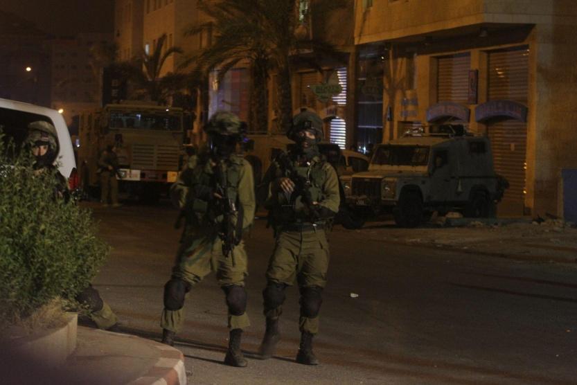اعتقالات بالضفة ومصادرة سلاح بالخليل