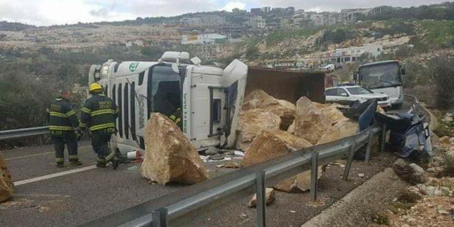 اصابة مسن  بجروح متوسطة بانقلاب شاحنة في الجليل الاعلى 