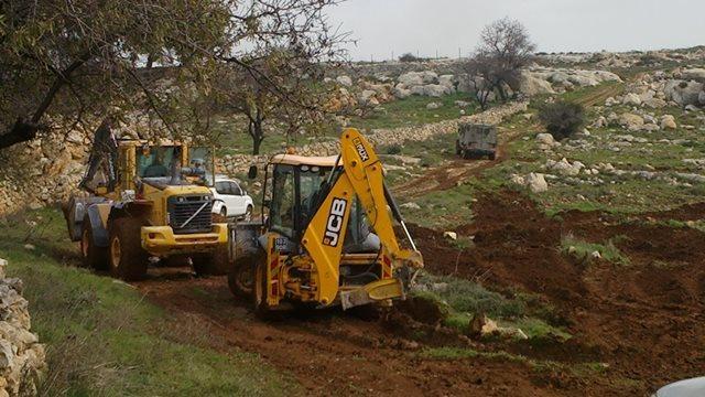 مستوطنون يجرفون اراض زراعية جنوب بيت لحم