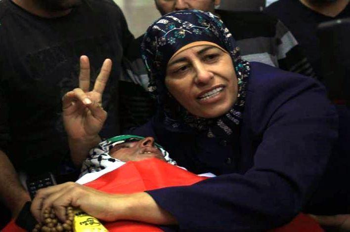 الاحتلال يعتقل والدة شهيد وطفلتها في القدس