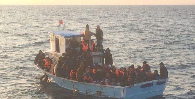 انقاذ 84 سوريا تعطل قاربهم في عرض البحر المتوسط