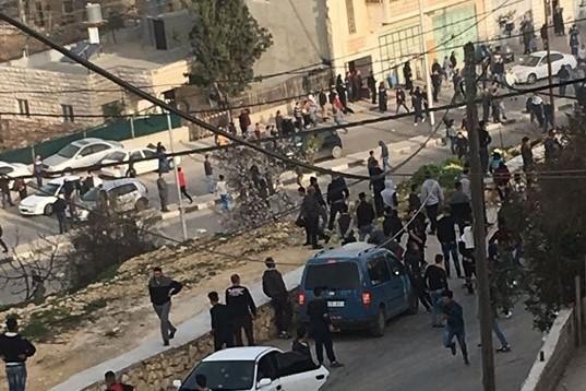 أهالي حلحول يتصدون لاقتحام منزل الشهيد زماعرة 
