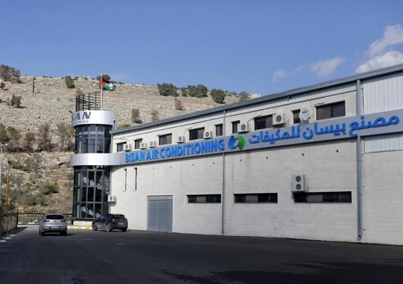 الاحتلال يستهدف المصنع الأول في فلسطين لأجهزة التكييف
