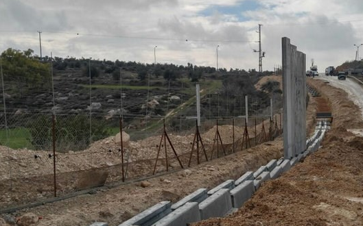 الاحتلال يمنع مزارعي وعمال كفر صور من الوصول لأراضيهم وأعمالهم خلف الجدار