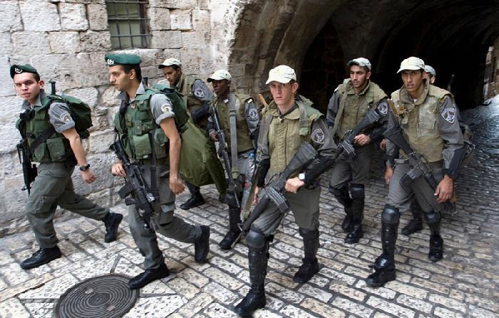 الاحتلال يعتقل شابا بالقدس بزعم العثور على سكين بحوزته