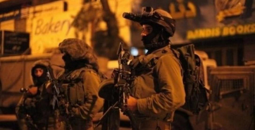 الاحتلال يعتقل 4 مواطنين ويفتش عن المطارد عاصي بنابلس