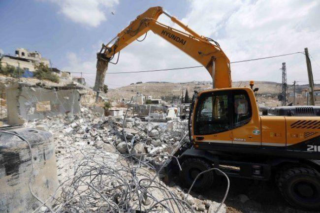 الاحتلال يهدم محطات وقود ومنشآت زراعية في حزما شرق القدس