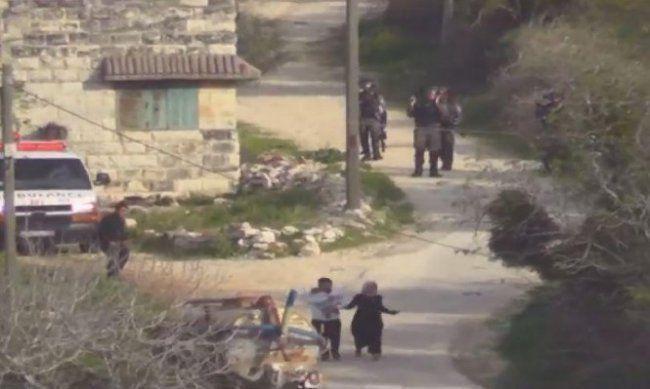 فيديو يوثق استهداف الاحتلال لزوجين فلسطينيين وطفلهما الرضيع بقنبلة غاز