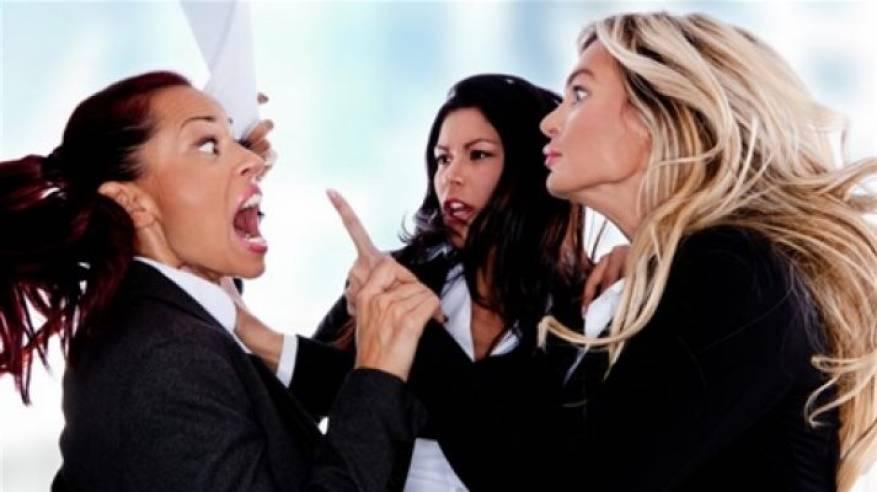 دراسة: النساء أكثر ميلا لكره بعضهن البعض في العمل مقارنة بالذكور