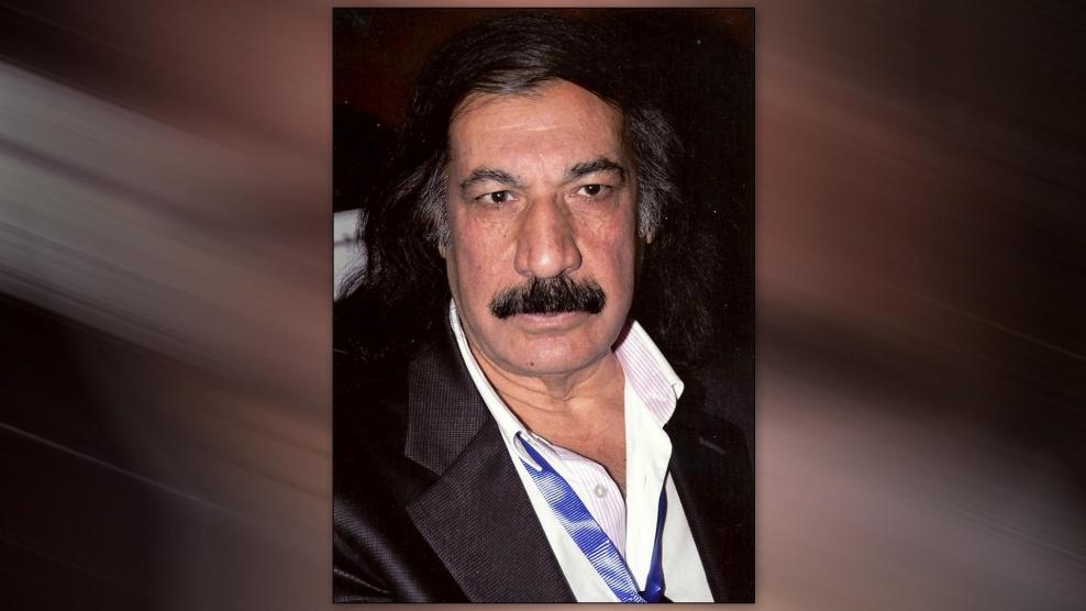 روائي سوري يتبرع بجائزة محمود درويش لنادي الأسير