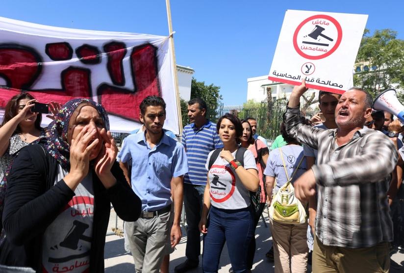 تونسيون يضرمون النار في مركز للشرطة