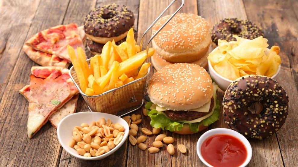 الوجبات السريعة تعرضك لمواد كيميائية ضارة!