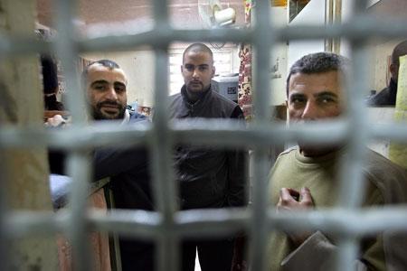 هيئة الأسرى: الجريح عنبر يقبع في وحدة العناية المكثفة