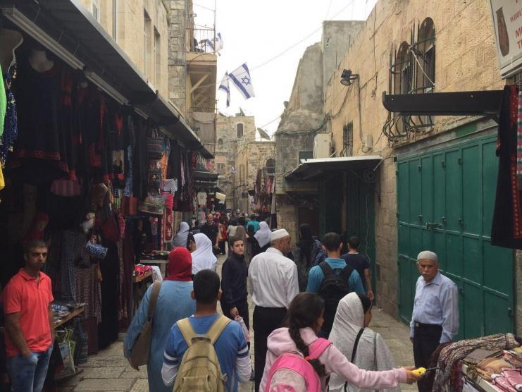 الاحتلال يحرر مخالفات لأصحاب منازل ومتاجر بالقدس
