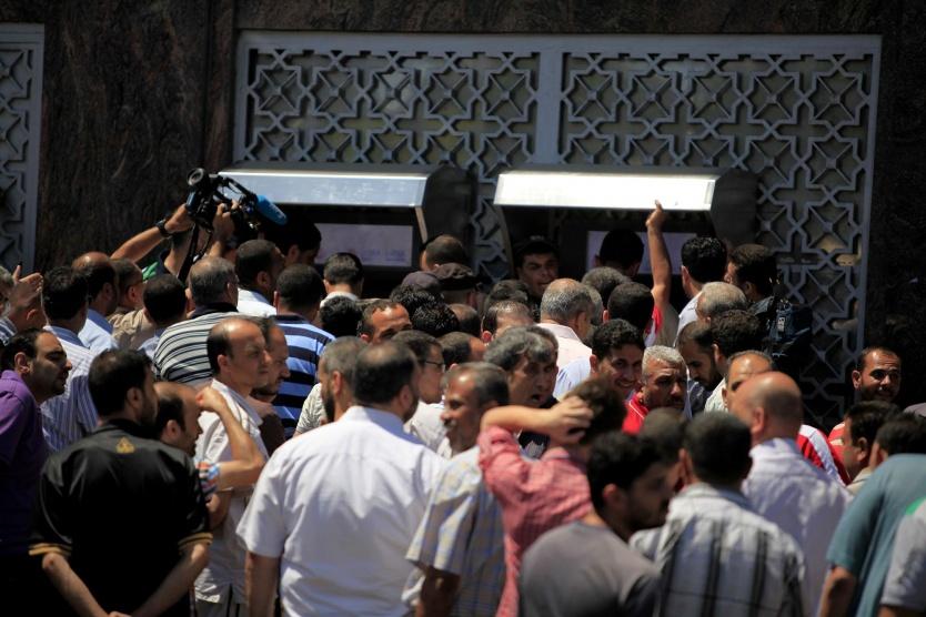 الزق يحذر من تداعيات مسّ رواتب غزة