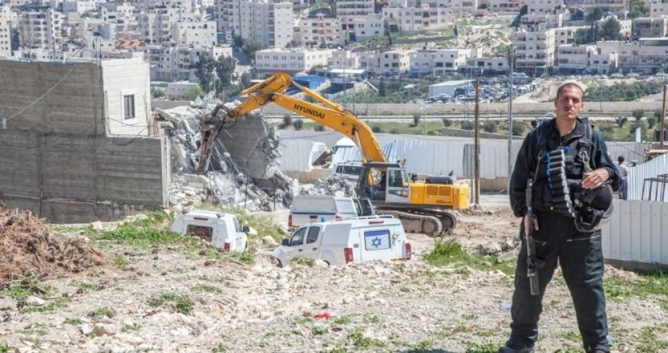 الاحتلال يخطر بهدم منزل ذوي الأسير أحمد القمبع في جنين