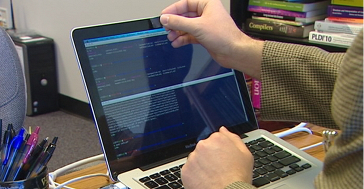 هل يكفي وضع شريط لاصق على كاميرا الكمبيوتر لحمايتك؟