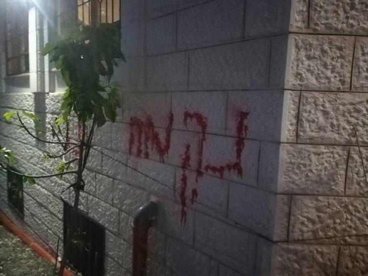 بالصور.. مستوطنون يحرقون مسجدا في بلدة عقربا قضاء نابلس
