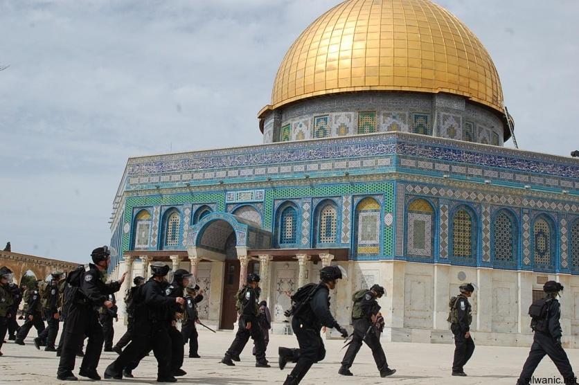 الاحتلال يبعد حارسين عن المسجد الأقصى