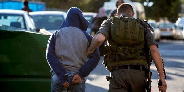 الاحتلال يعتقل طفلا بعد دفاع والده عنه قبل أيام في قلقيلية 