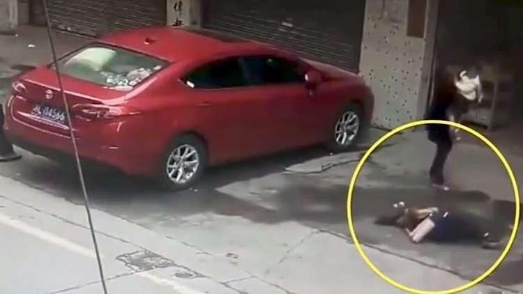 شاهد.. حيوان يسقط فجأة على فتاة من الأعلى ويفقدها وعيها