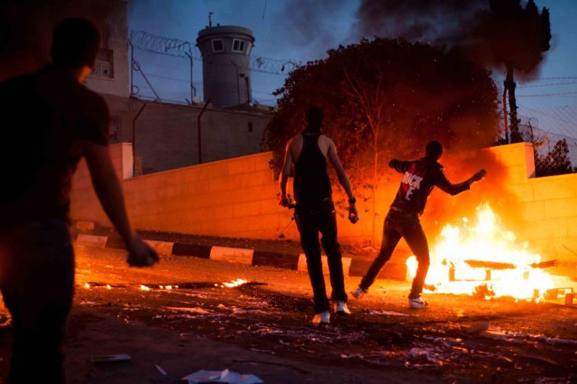 إصابة شابين بالخليل ومواجهات ليلية شرق قلقيلية