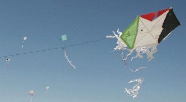اندلاع النيران في الأراضي المحيطة بموقع ناحل عوز بفعل طائرة ورقية حارقة