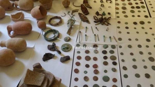 ضبط عشرات القطع الأثرية قبل بيعها في جنين وبيت لحم