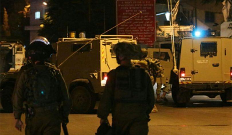 الاحتلال يعلن استشهاد 3 فلسطينيين واعتقال آخرين جنوب القطاع